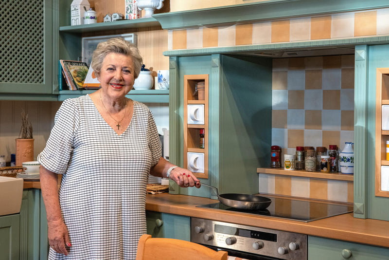 s:124:"Marie-Luise Marjan (alias Mutter Beimer) mit Kulissen und Requisiten aus der "Lindenstraße" im Haus der Geschichte in Bonn.";