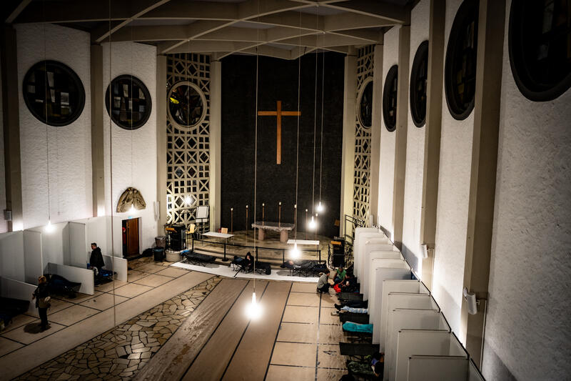 s:110:"Männer auf ihren Feldbetten in der Winternotübernachtung der Weißfrauen Diakoniekirche in Frankfurt am Main";