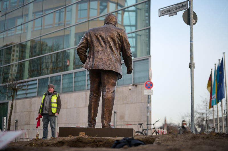 s:67:"Aktionskünstler errichten Walter Lübcke Memorial vor CDU-Zentrale";