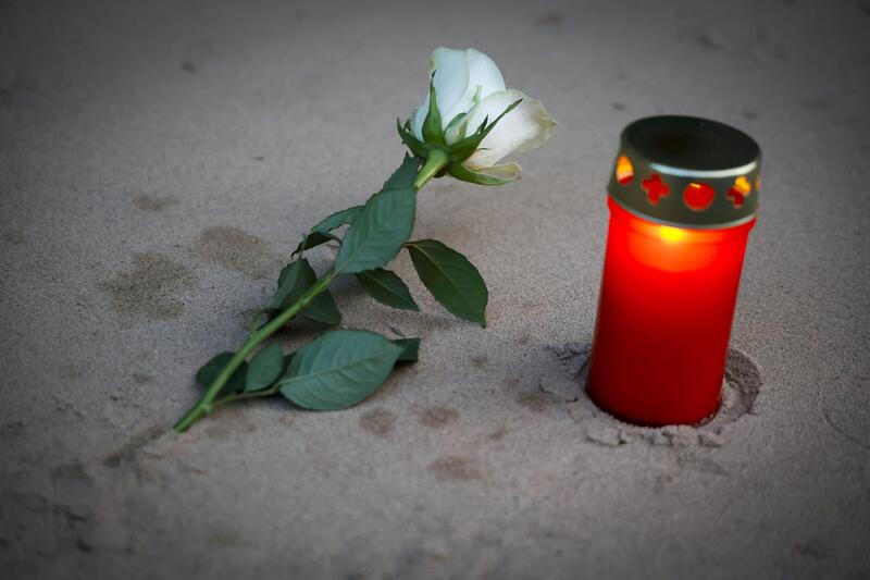 s:27:"Weiße Rose und Grableuchte";