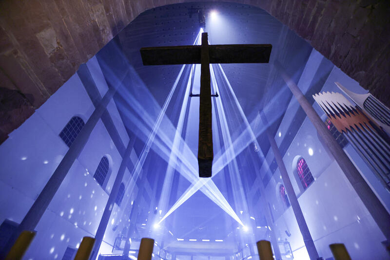 s:25:"Lichtshow in einer Kirche";