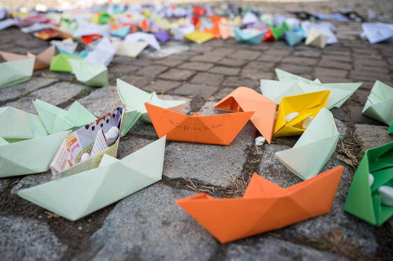 s:65:"Papierschiffchen erinnern an ertrunkene Flüchtlinge (Themenfoto)";