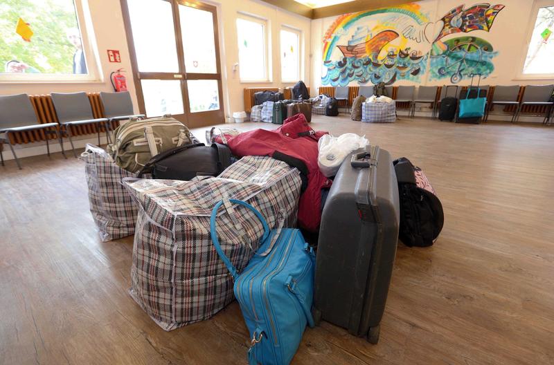 s:71:"Gepäckstücke von Flüchtlingen in einem Flüchtlingsheim (Archivbild)";