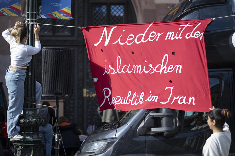 s:105:"In Frankfurt demonstrieren 2022 Menschen gegen das Regime im Iran. Auslöser war der Tod von Mahsa Amini.";