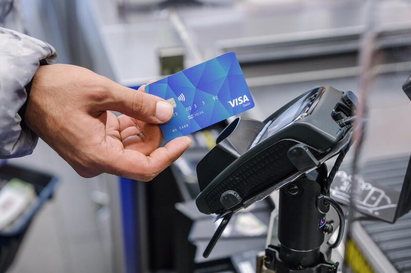 s:160:"In den 16 Bundesländern wird eine Bezahlkarte für Asylbewerber eingeführt. Sie sollen Sozialleistungen nicht mehr als Bargeld oder per Überweisung bekommen.";