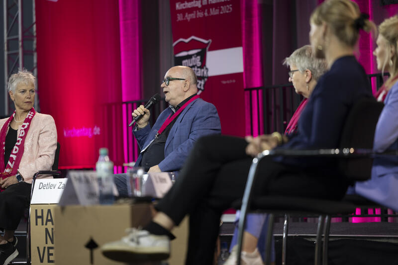 s:232:"Podium Sexualisierte Gewalt und Machtmissbrauch beim 39. Deutschen Evangelischen Kirchentag in Hannover im vergangenen Mai: Katharina von Kellenbach, Detlev Zander, Dorothee Wüst, Marlene Kowalski und Friederike Lorenz-Sinai (v.l.)";