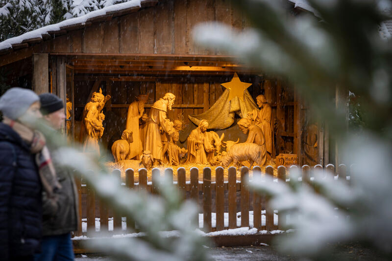 s:31:"Krippe auf dem Weihnachtsmarkt.";