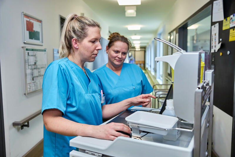 s:46:"Pflegekräfte in einem Pflegeheim (Symbolbild)";