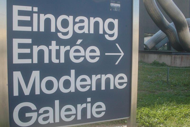 s:28:"Eingang zur Modernen Galerie";
