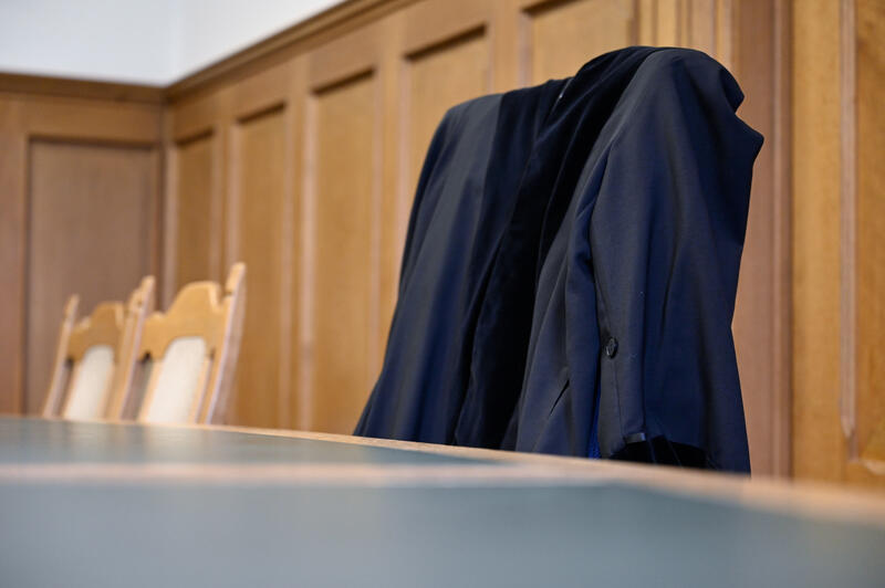 s:27:"Richterrobe im Gerichtssaal";