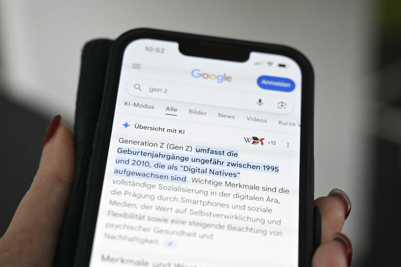 s:55:"Google KI Übersicht auf einem Smartphone (Themenfoto).";