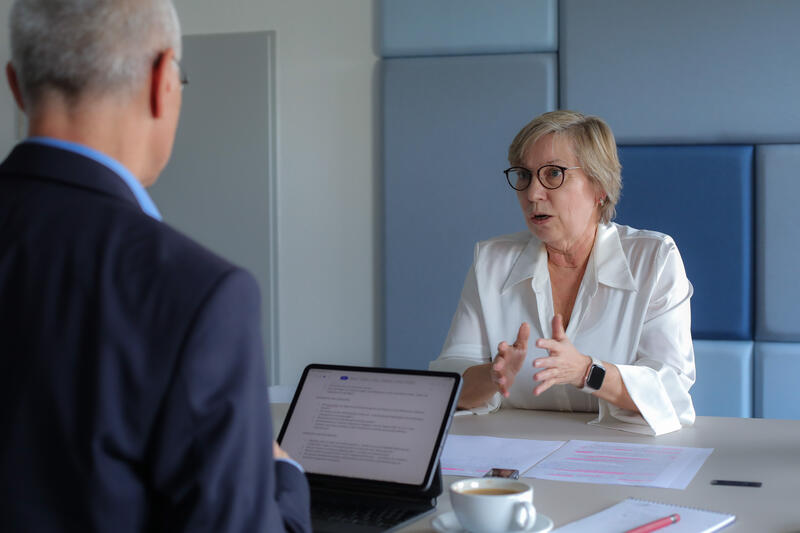 s:225:"Kirsten Schwenke (re.), juristische Vorständin des Diakonischen Werkes Rheinland-Westfalen-Lippe e.V. - Diakonie RWL im Gespräch mit Ingo Lehnick (li), Chefredakteur des Landesdienstes West des Evangelischen Pressedienstes.";