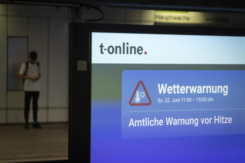 s:49:"Hitzewarnung in einer U-Bahn-Station im Juni 2025";