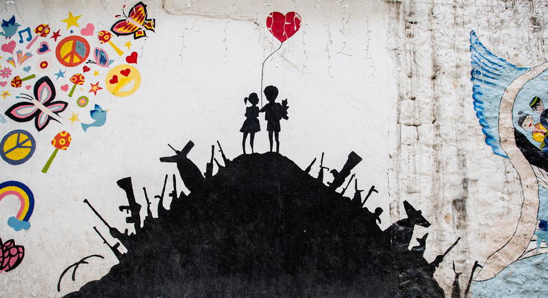 s:87:"Graffiti in Syrien, wo nach dem Ende des Bürgerkrieges noch keine Ruhe eingekehrt ist.";