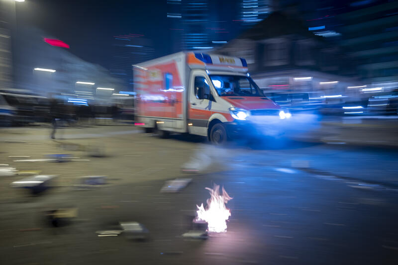 s:85:"NRW-weit waren in der Silvesternacht rund 7.500 Einsatzkräfte der Polizei im Dienst.";