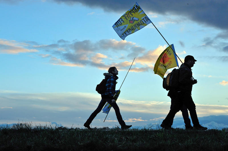s:144:"In Ahaus, Standort eines Zwischenlagers für hochradioaktive Abfälle, findet regelmäßig ein "Sonntagspaziergang" von Atomkraft-Gegnern statt.";