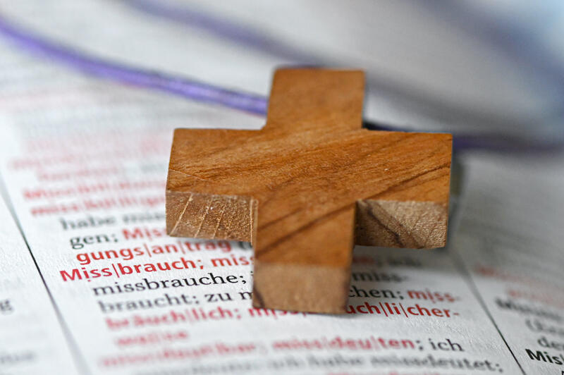 s:151:"Vielen Missbrauchsopfern fällt es schwer, sich an Mitarbeitende der Kirche zu wenden, wenn sich die Taten einst im kirchlichen Kontext ereignet haben.";