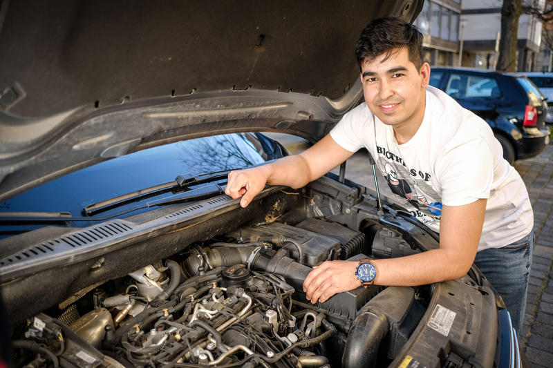 s:132:"Seifollah Abdul Raouf, Flüchtling aus Afghanistan, hat eine Ausbildung zum Fahrzeugmechatroniker und Karosseriebauer abgeschlossen.";