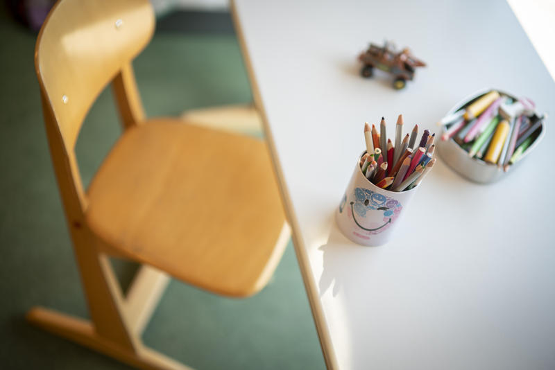 s:28:"Schülerpult mit Buntstiften";