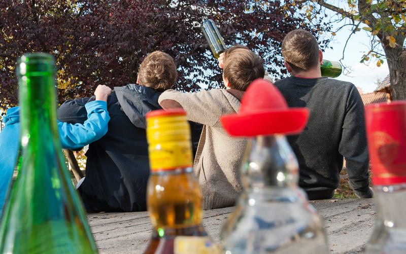 s:41:"Jugendliche und Alkohol (gestelltes Foto)";