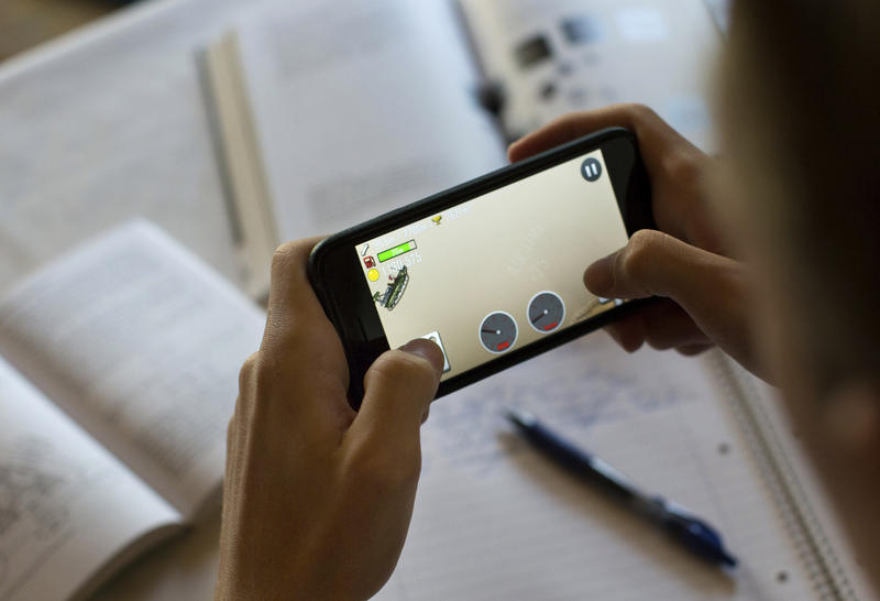 s:126:"Rund 98 Prozent aller öffentlichen Schulen in Nordrhein-Westfalen verfügen inzwischen über eine verbindliche Handyregelung.";