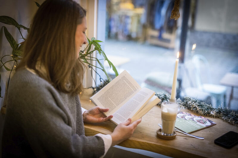 s:14:"Lesen im Café";