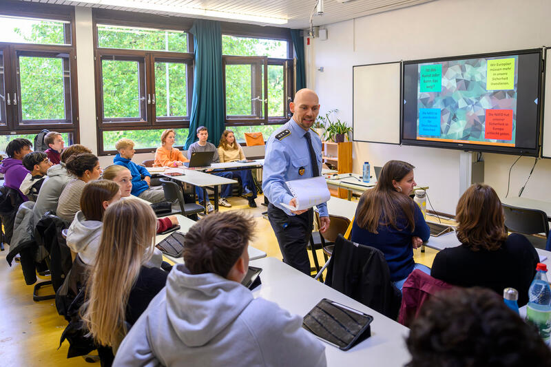 s:84:"Die Bundeswehr hat im vergangenen Jahr mehr als 5.500 Besuche an Schulen absolviert.";