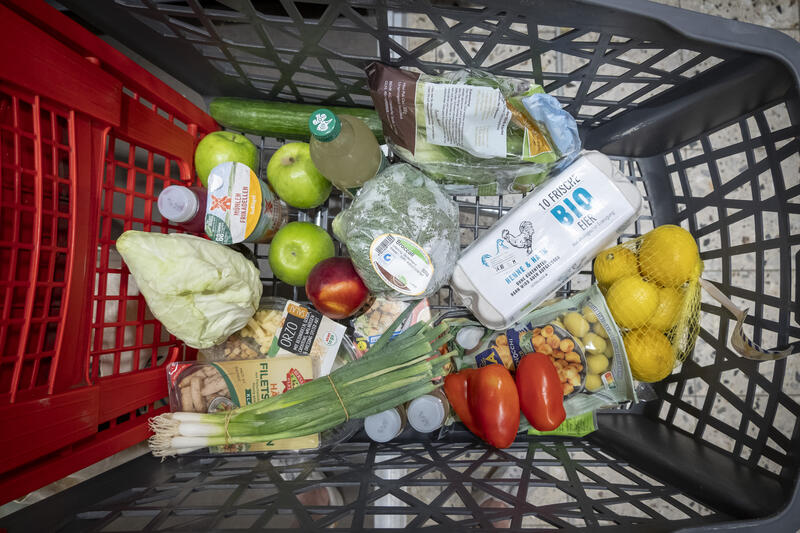 s:29:"Lebensmittel im Einkaufswagen";