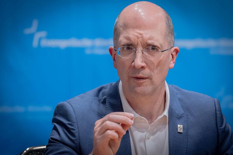 s:65:"Präses Latzel schwört Rheinische Kirche auf harten Sparkurs ein";