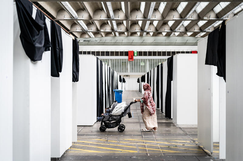 s:76:"Provisorische Geflüchtetenunterkunft auf dem Frankfurter Messegelände 2023";