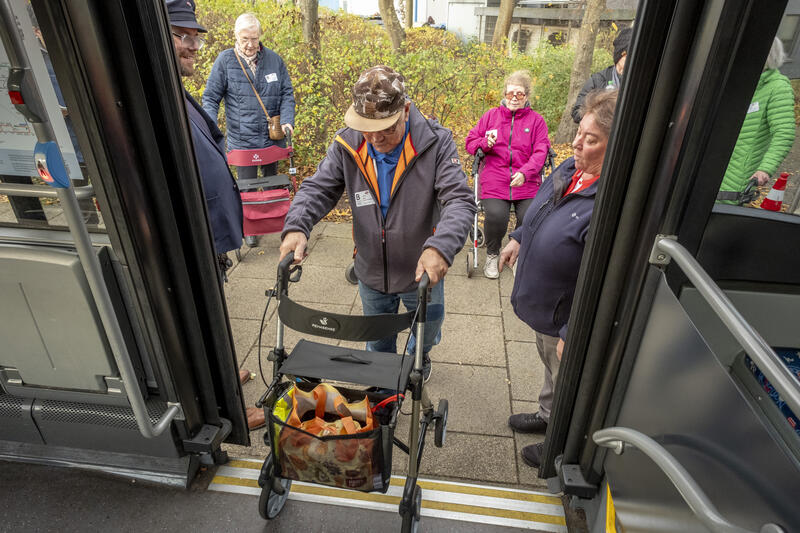 s:66:"Schulungen mit Bus und Bahn: So klappt das Einsteigen mit Rollator";
