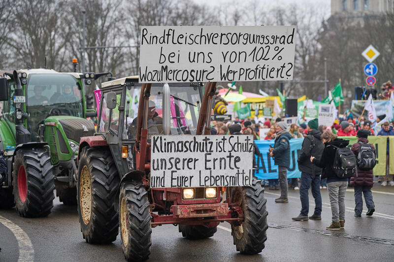 s:155:"Das "Wir haben es satt!"-Bündnis demonstrierte am 17. Januar in Berlin für eine biologisch-ökologische Landwirtschaft - und gegen das Mercosur-Abkommen.";