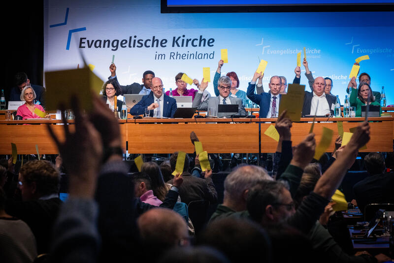 s:49:"Abstimmung über zahlreiche Anträge und Vorlagen";