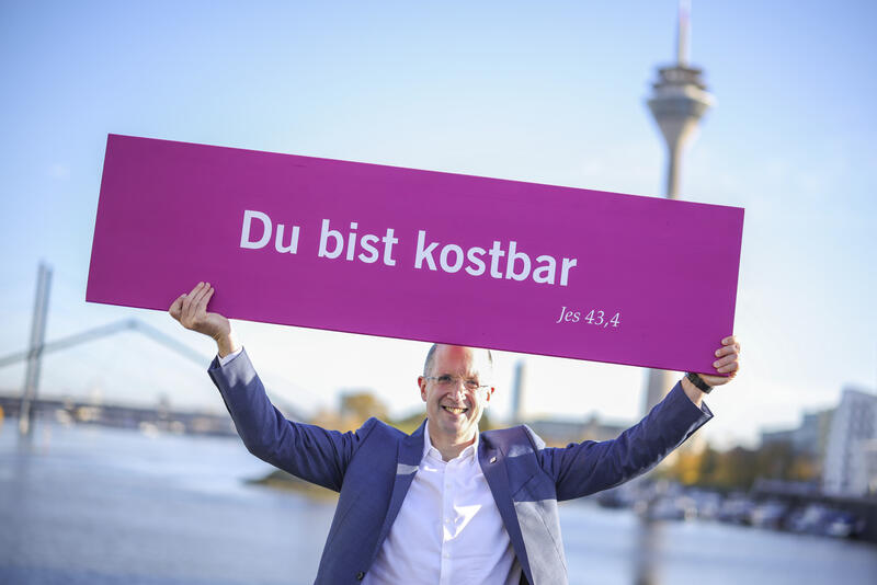 s:41:"Kirchentagslosung 2027: "Du bist kostbar"";