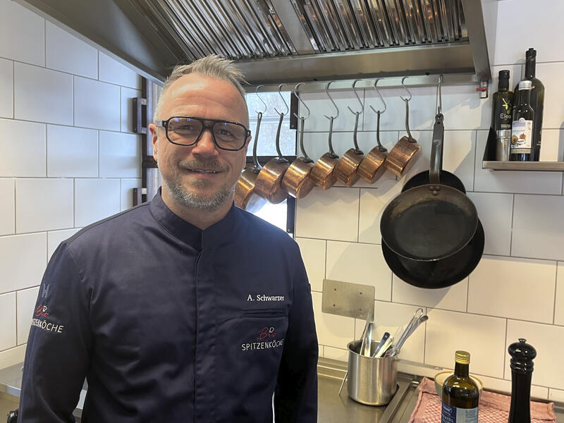 s:136:"Andreas Schwarzer leitet die Küche und die Brasserie auf Hof Fleckenbühl, einer Gemeinschaft von Suchtkranken in der Nähe von Marburg";