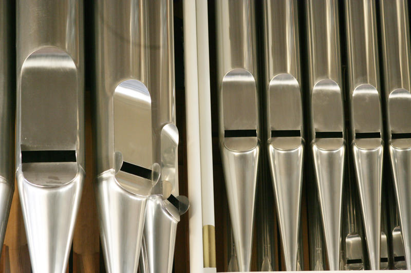 s:77:"Orgelpfeifen in der Düsseldorfer Auferstehungskirche im Stadtteil Oberkassel";