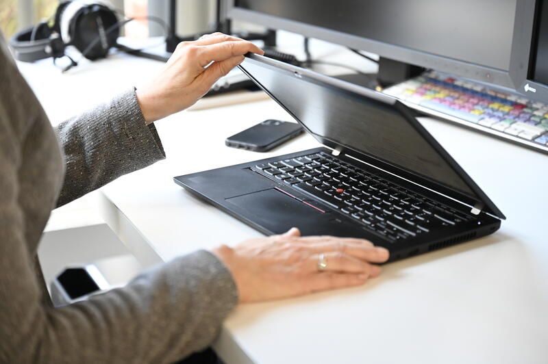 s:23:"Arbeitsplatz mit Laptop";