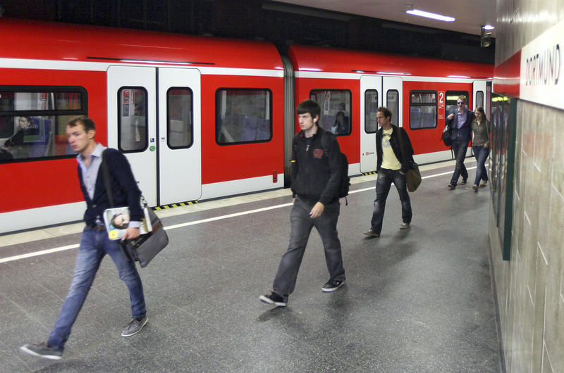 s:83:"S-Bahn-Haltestelle in Dortmund, das Ruhrgebiet punktete vor allem mit kurzen Wegen.";