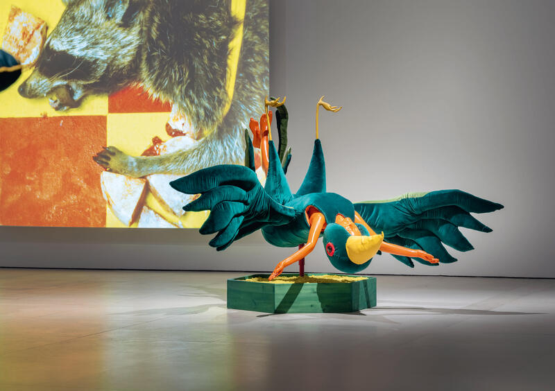 s:101:"Die Installation "Prayers for Roadkill (Bird)" der britisch-kroatischen Künstlerin Marianna Simnett.";