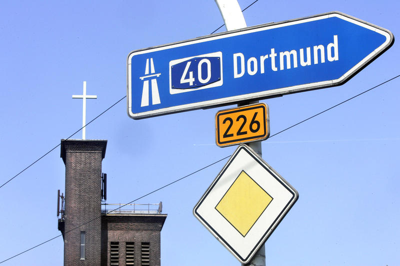 s:30:"Autobahnkirche RUHR an der A40";