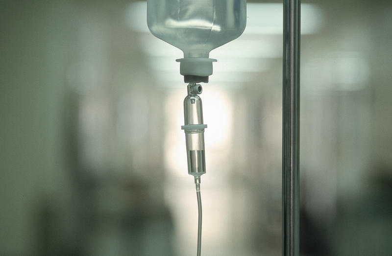 s:89:"Infusion auf der Onkologie-Station des Florence-Nightingale-Krankenhauses in Düsseldorf.";