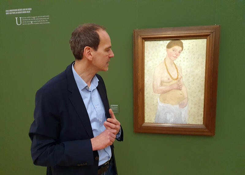 s:82:"Museumsdirektor Schmidt neben Modersohn-Beckers "Selbstbildnis am 6. Hochzeitstag"";