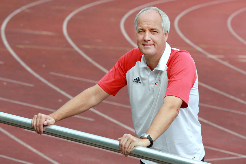 s:133:"Wenn die Olympischen Spiele in Italien näher rücken, packt auch Olympia-Pfarrer Thomas Weber wieder seine Koffer (Archivbild 2012).";