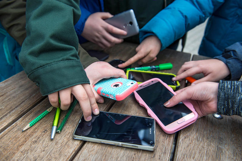 s:24:"Smartphones auf Schulhof";