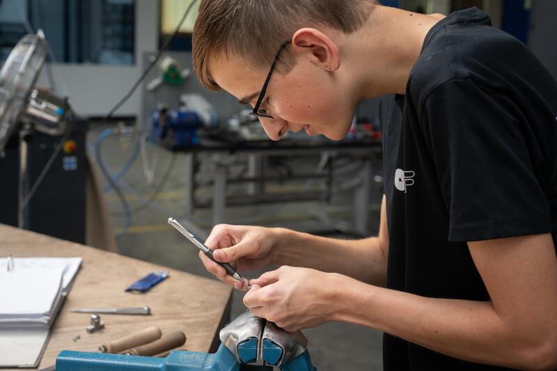 s:88:"Die Bezahlung von Azubis in tariflich gebundenen Unternehmen ist erneut besser geworden.";