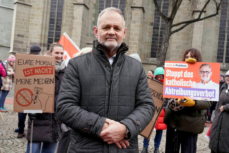 s:68:"Rund 500 Menschen demonstrieren gegen katholisches Abtreibungsverbot";