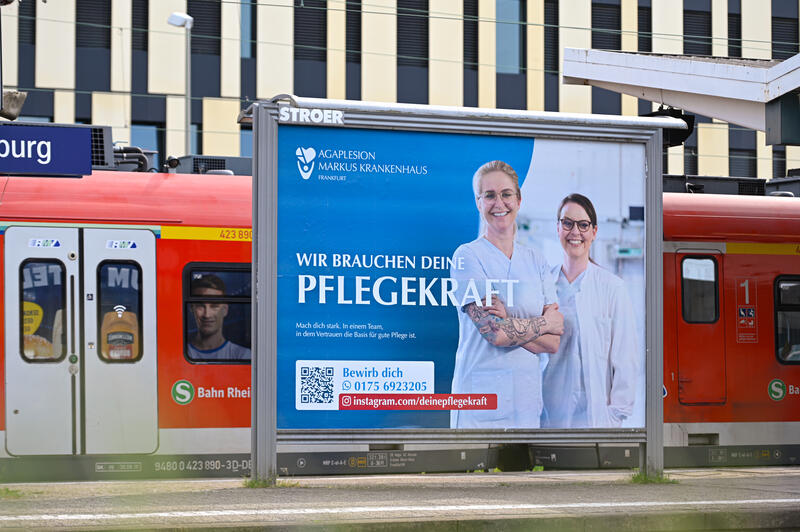 s:31:"Plakat wirbt für Pflegekräfte";