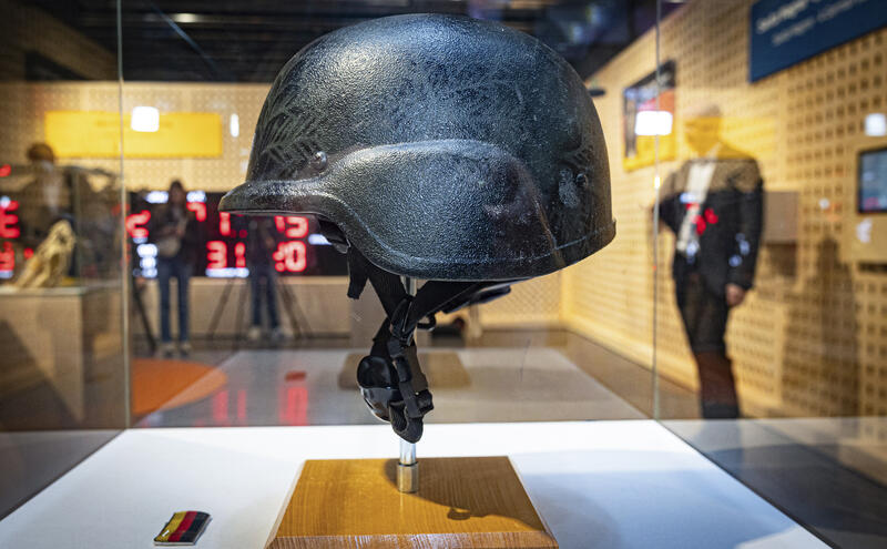 s:188:"Der Gefechtshelm von Savita Diana Wagner, die vor zwei Jahren bei einem Einsatz im Ukrainekrieg starb, in der neuen Dauerausstellung "Deutschland seit 1945" im Haus der Geschichte in Bonn.";