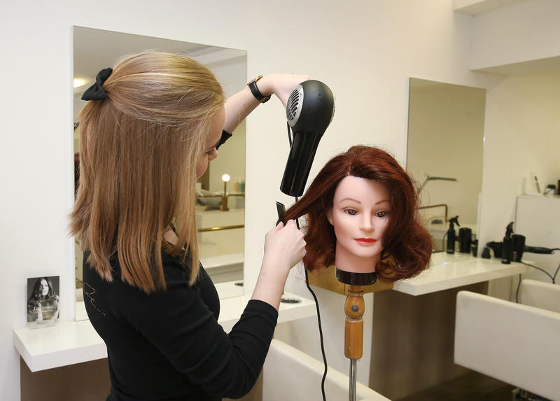 s:121:"Angehende Friseurinnen und Friseuren verdienen nur halb so viel wie Auszubildende zur Bankkauffrau oder zum Bankkaufmann.";