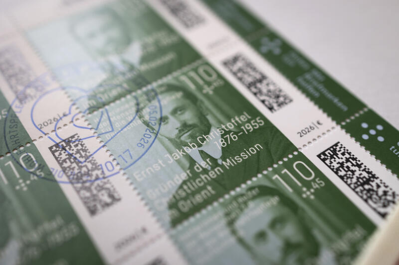 s:63:"Wohlfahrtsmarken zeigen "Helferinnen und Helfer der Menschheit"";